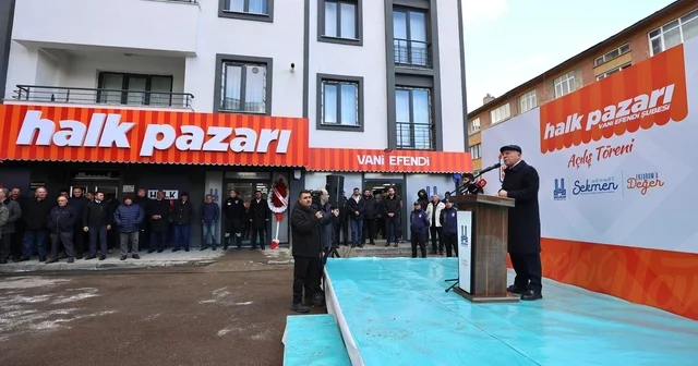 Erzurum da halk pazarının 10 uncu şubesi açıldı Erzurum Büyükşehir Belediyesi Halk Pazarı nda; ekmek 7,5 TL, yumurtanın kolisi 129,90 TL ve kıyma 449,90 TL Erzurum Haberleri