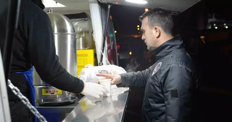 Kartal Belediyesi’nden vatandaşlara sıcak çorba ikramı