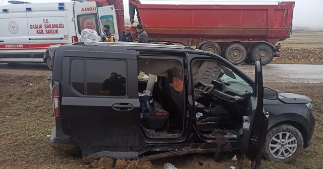 Dorsesi yan yatan TIR a çarpan hafif ticari araçtaki çift yaralandı Çorum Haberleri