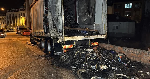 Eskişehir de park halindeki kamyonun dorsesinde yangın çıktı Eskişehir Haberleri