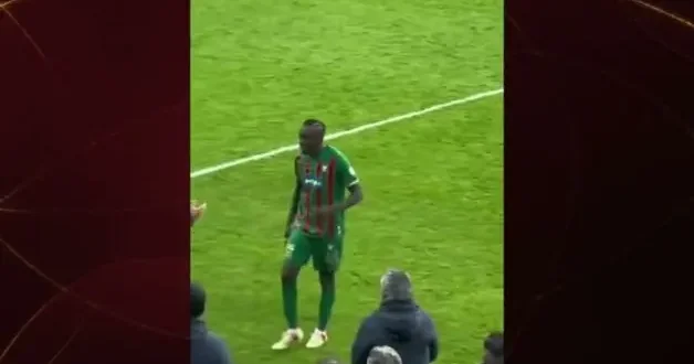 Oyundan alınınca çılgına döndü! Kendi hocasına saldırdı