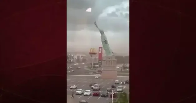 Brezilya da şiddetli rüzgarın ardından replika Özgürlük Heykeli devrildi.