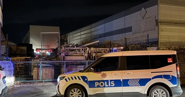 Atık maddeler alev aldı, fabrikaya sıçrayan yangın büyümeden söndürüldü Kayseri Haberleri