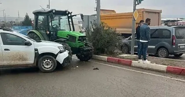 Siirt te traktörle otomobil çarpıştı Siirt Haberleri