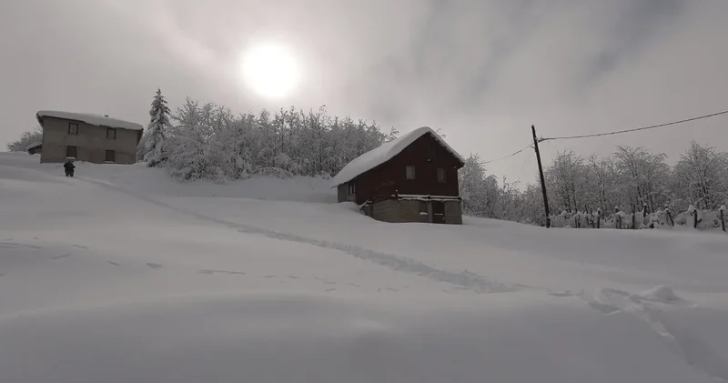 Karadeniz’in zirvesinde görsel şölen: Deniz manzaralı yaylaya kar düştü