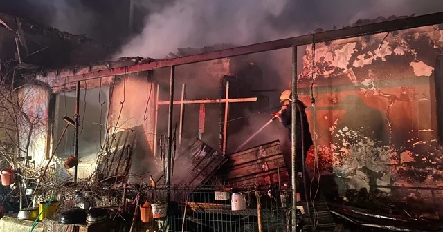 Edirne de çiftlikte yangın; 1 ev, 2 biçerdöver ve 2 otomobil yandı Edirne Haberleri