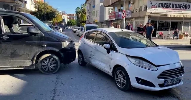 Otomobille hafif ticari aracın çarpışması kamerada Antalya Haberleri