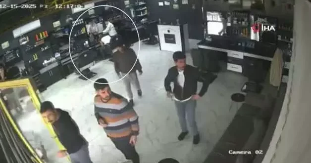 Depreme rağmen müşterisinin saçını yıkayan berber konuştu! Alıştık zaten depreme