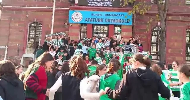 Bursa da öğrenciler Bursaspor kıyafetleriyle okula geldi Bursa da her ayın 16 sı Bursa Spor Günü ilan edildi Bursa Haberleri