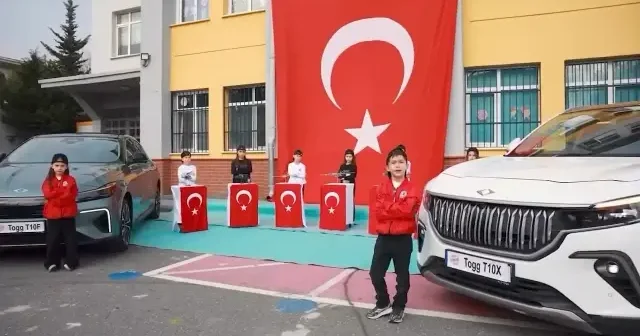 İlkokul öğrencilerinden Togg lu ve KAAN lı yerli malı kutlaması VİDEO İZLE