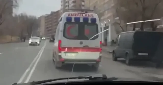 Türk bayrağı çılgına çevirdi: Ermeniler Türk ambulansına bile nefret kustu VİDEO İZLE