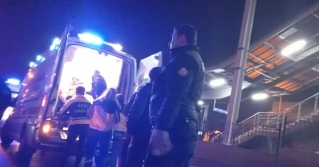 Bursa da gece saatlerinde eğlence mekanı önünde silahlı kavga: 1 i ağır, 2 yaralı Bursa Haberleri