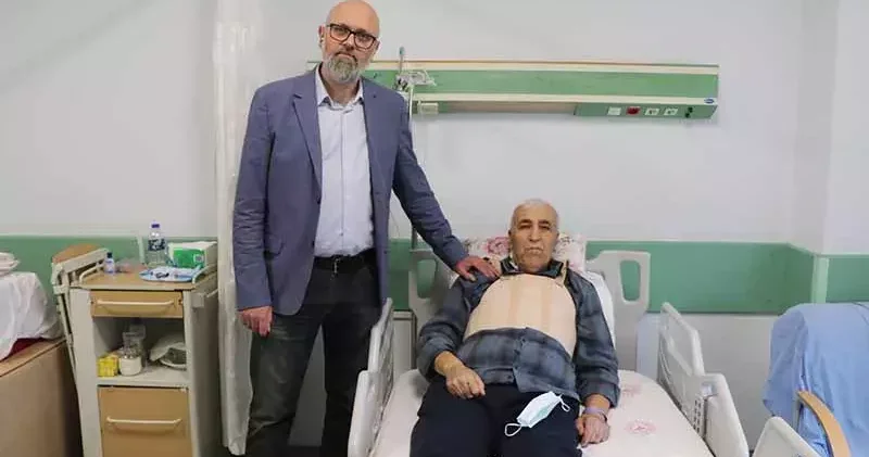 Ana atardamarında ciddi genişleme saptanan hasta hibrit cerrahisi ile sağlığına kavuştu