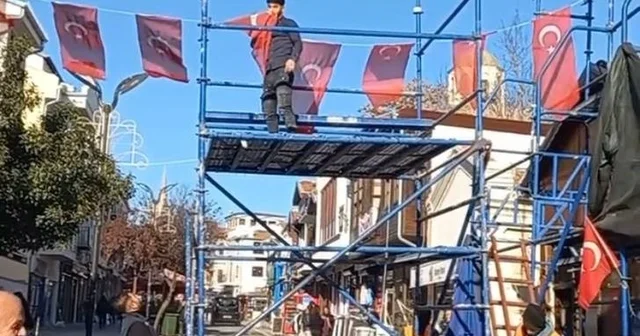 Edirne de caddede bayrağa saygı: Türk bayrağını öperek kaldırdı Edirne Haberleri