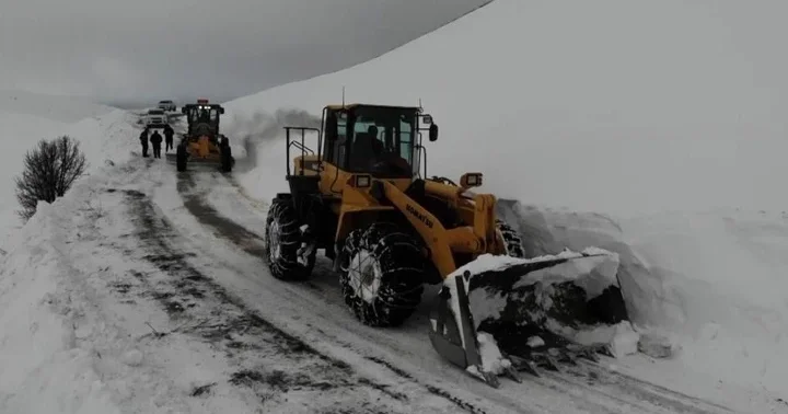 Erzincan da kar yağışı ve tipiden ulaşıma kapanan 12 köy yolu ulaşıma açıldı
