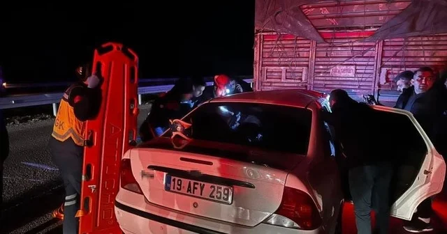 Tıra çarpan otomobil hurdaya döndü: 1 ölü Kaza anında sosyal medya üzerinden canlı yayında olduğu öğrenildi Çorum Haberleri