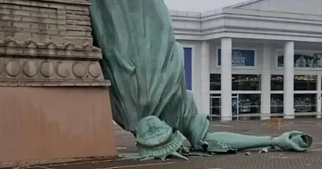 Özgürlük Heykeli yerle bir oldu: Şiddetli rüzgar anıtı yıktı geçti VİDEO İZLE