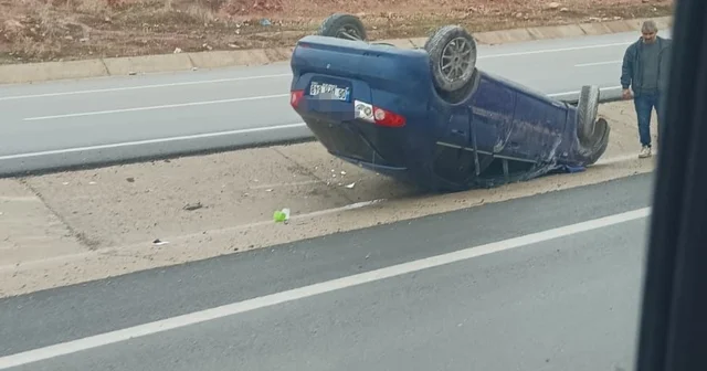 Takla atan otomobil refüje düştü: 2 yaralı Siirt Haberleri