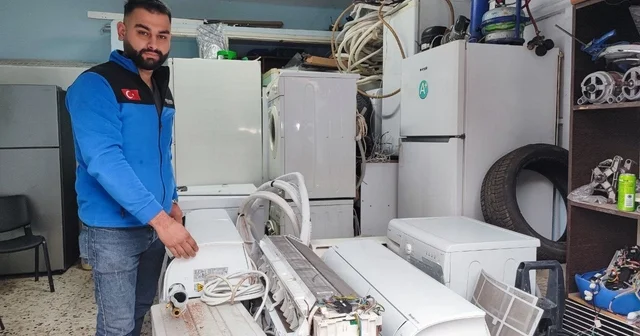 Herkes öldü sandı, 11 gün komada kaldı hayata tutundu Klima takarken akıma kapılıp 3 katlı binanın damından düşen 25 yaşındaki Halil Balcı, tam 11 gün komada kaldı ama pes etmedi, iyileşip işinin başına geçti Adana Haberleri