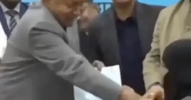 Hindistan eyalet başbakanından skandal hareket: Doktorun peçesini zorla indirdi VİDEO İZLE