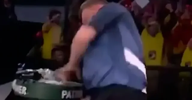 Dünya Dart Şampiyonası’nda öfke patlaması yaşadı: Havai fişeği eliyle söndürdü masayı defalarca yumrukladı VİDEO İZLE