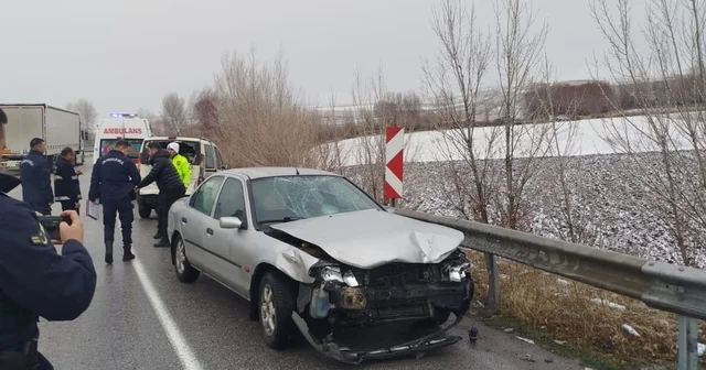 Bariyerlere çarpan araçtan inen kazazedelere otomobil çarptı: 5 yaralı Çorum Haberleri