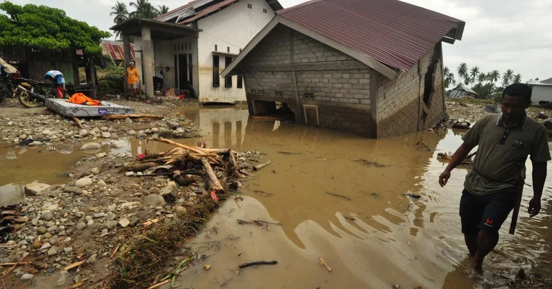 Endonezya da şiddetli yağışların yol açtığı afetlerde ölü sayısı 1030 a yükseldi