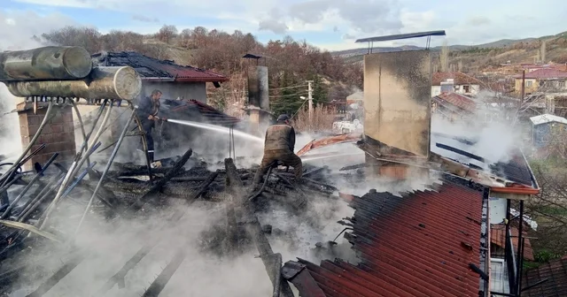 Şaphane de çıkan yangında bir evin çatısı hasar gördü Kütahya Haberleri