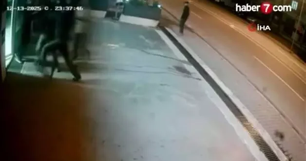 4’e karşı 1: Tekme ve yumruklarla saldırdılar, ısırarak kulağını kopardılar