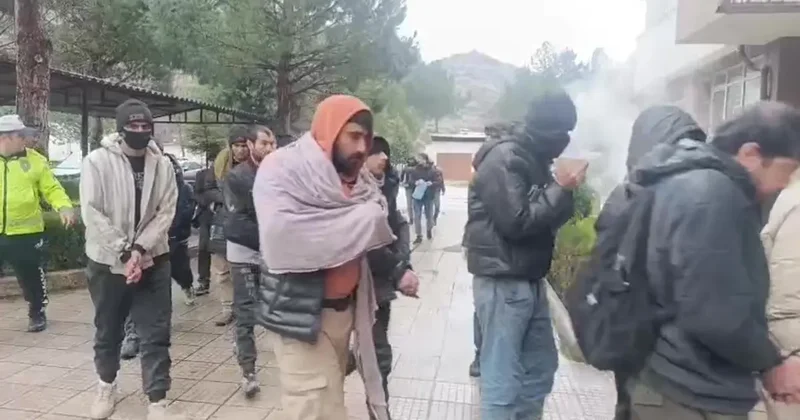 Amasya’da tırdan 42 kaçak göçmen çıktı