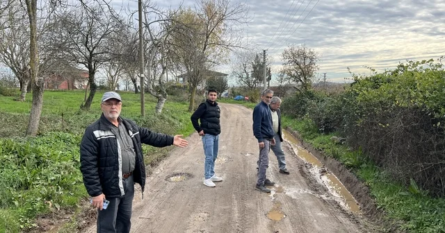 Mahallenin yıllardır süren yol çilesi vatandaşı isyan ettirdi 40 haneyi bezdiren bozuk yol: 3 ayda bir araçların ön takımlarını yaptırıyoruz, tamirden bıktık Sakarya Haberleri