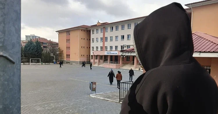 Lisede korkunç olay! Kız öğrencilerine müstehcen fotoğrafını gönderdi