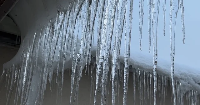 Yüksekova da buz sarkıtları bir metreyi geçti Hakkari Haberleri
