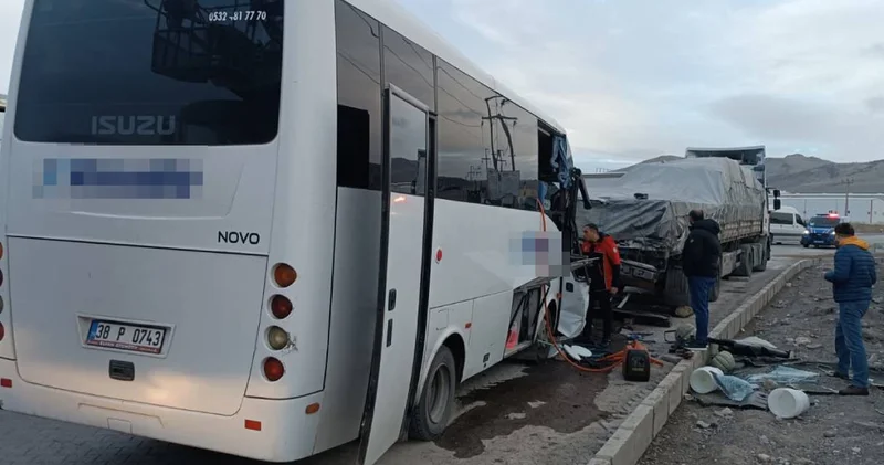 Kayseri de işçileri taşıyan midibüs TIR a çarptı: Yaralılar var!