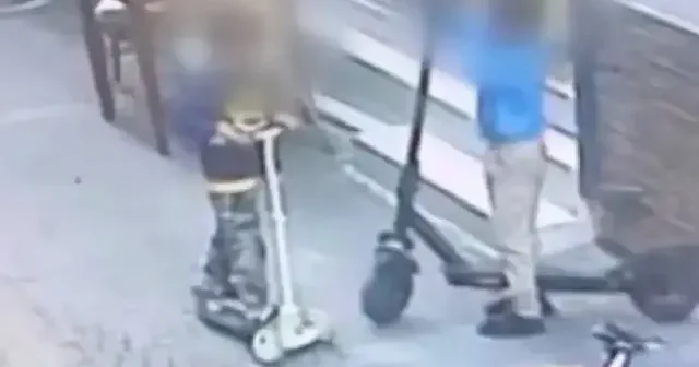 6 yaşındaki çocuklar boylarından büyük scooterı çalıp yerine oyuncağını bıraktı VİDEO İZLE