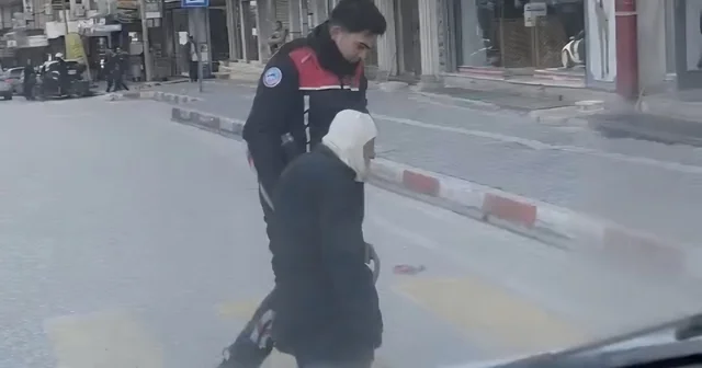 Yolun karşısına geçmekte zorlanan yaşlı kişiye polis yardım etti Hatay Haberleri