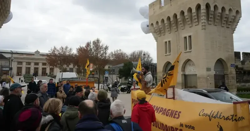 Fransa da çiftçiler ayaklandı: Yollara, binalara gübre döküldü... Dünya Haberleri