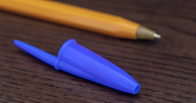 Hayat kurtaran bir tasarım detayı: Tükenmez kalem kapağındaki delik neden var?