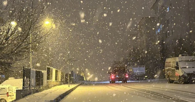 Son dakika: Van’da yoğun kar yağışı uçak seferlerinin rötar yapmasına sebep oldu Son dakika haberleri