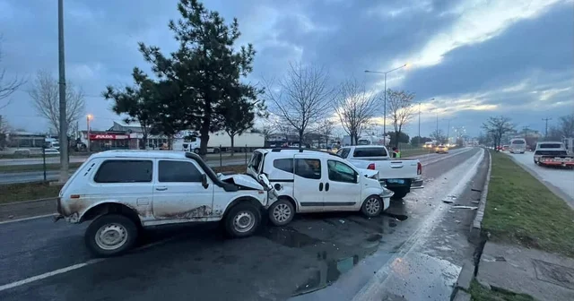Bolu da 4 araç zincirleme kazaya karıştı, trafik kilitlendi Bolu Haberleri