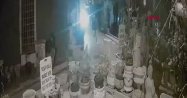 Beyoğlu’nda telefon çalan kapkaçılar kameralara yakalandı