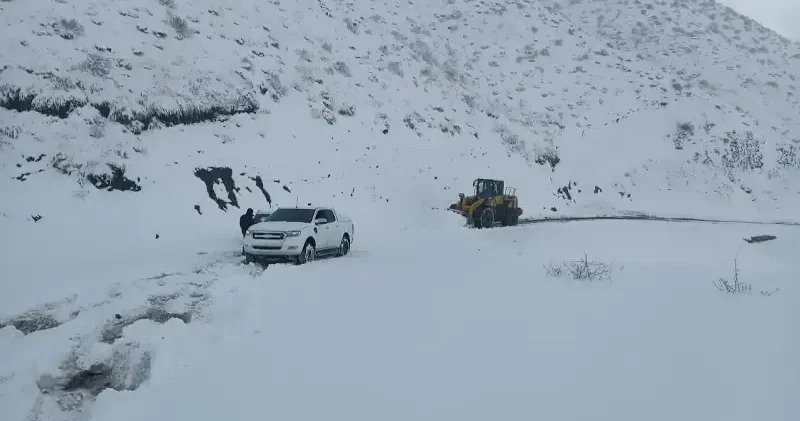 Yoğun kar nedeniyle Geçittepe kara yolunda ulaşım aksadı Siirt Haberleri