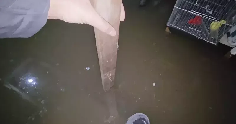 Sultangazi de sokakta rögar tıkandı; 3 katlı binanın bodrum katını su bastı