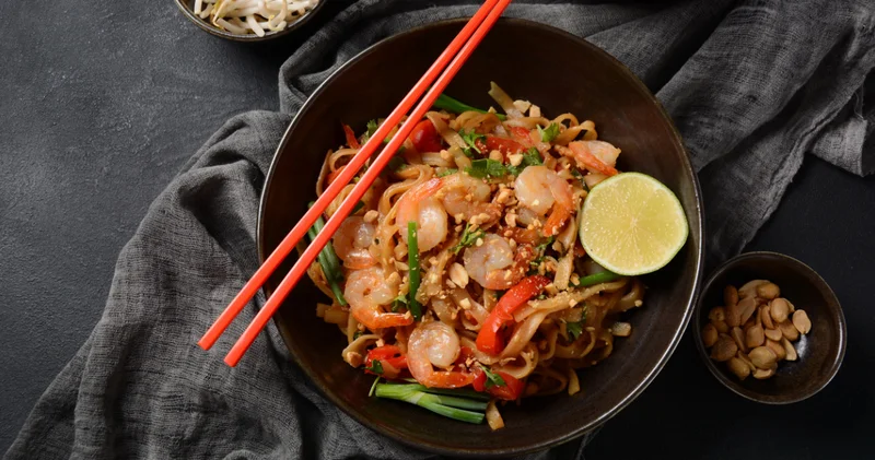Limon, acı ve fıstık aynı tabakta hem de eriştenin yanında! Tayland sokak lezzetlerinin favorisi pad thai evde nasıl yapılır?