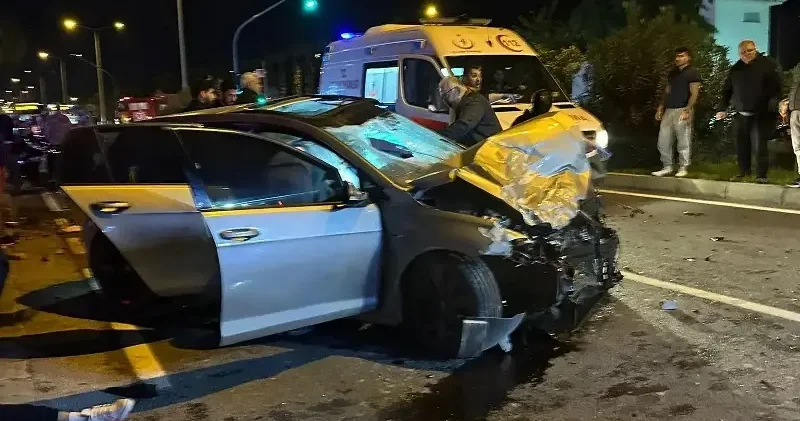 Motosiklet hızla gelen otomobille çarpıştı: Ölü ve yaralılar var İzmir Haberleri