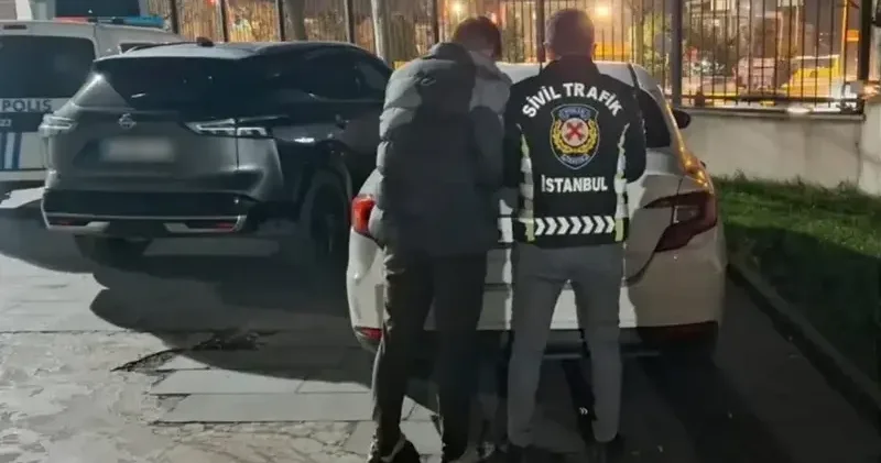 Sultangazi de kırmızı ışık ihlali yapıp yayayı tehlikeye atan sürücüye ceza kesildi Gündem Haberleri