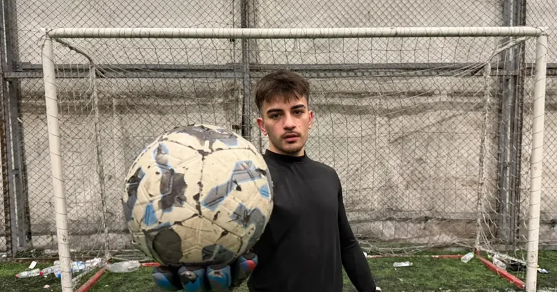 Genç kaleci üniversite masrafını halı sahada çıkarıyor