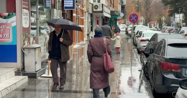Tokat ta vatandaşlar aynı anda hem kar yağışı hem sağanak yağışı yaşadı VİDEO İZLE