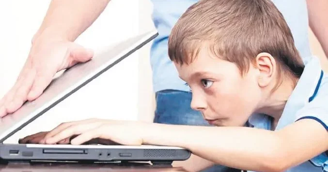 MEVLÜT TEZEL Çocuklarına yasaklarlar bizimkileri zehirlerler!