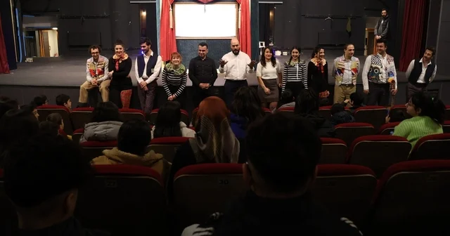 Sahneye renk geldi projesi ile çocuklar sanatla buluştu Erzurum Haberleri